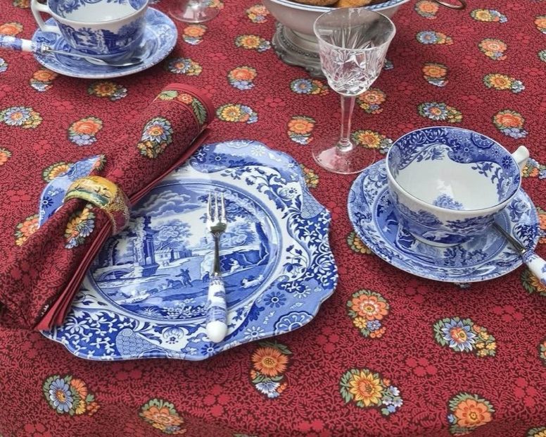 庭院餐桌全景：青花瓷餐具、糕点与烛光